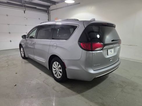 Used 2018 Chrysler Pacifica Touring-L FWD image 5