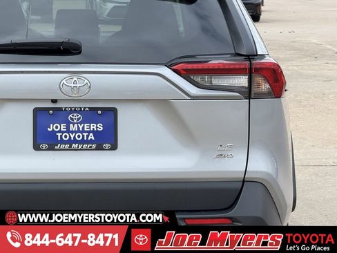 Used 2025 Toyota RAV4 LE image 9