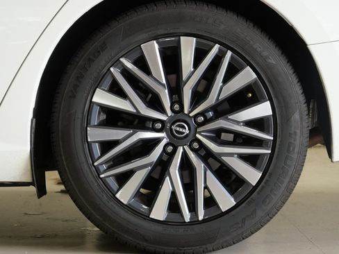 Used 2025 Nissan Altima 2.5 SV FWD image 9