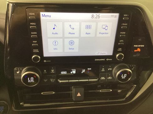 Used 2022 Toyota Highlander XLE AWD/4WD image 25