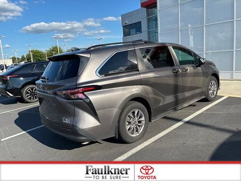 Used 2024 Toyota Sienna XLE AWD/4WD image 7