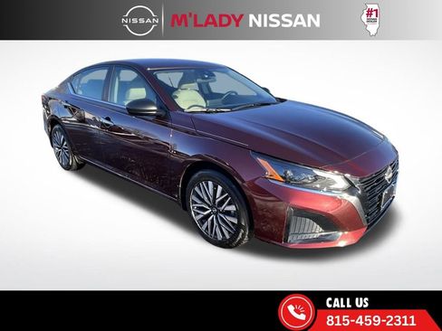 Used 2024 Nissan Altima 2.5 SV image 3