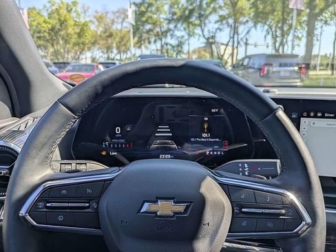 Used 2025 Chevrolet Equinox LT FWD image 29