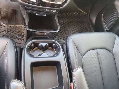 Used 2025 Chrysler Pacifica Select image 18