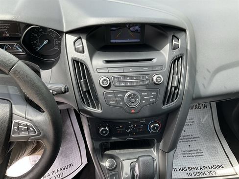 Used 2017 Ford Focus SE w/ Cold Weather Package FWD image 31