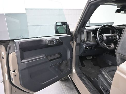 Used 2025 Ford Bronco Badlands image 8
