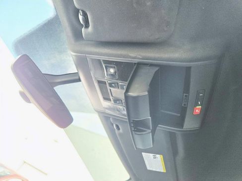 Used 2021 Volkswagen Atlas Cross Sport SE image 31