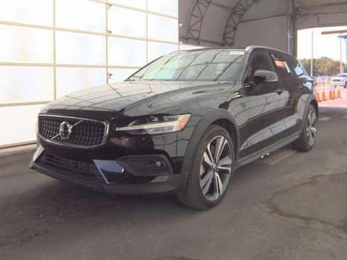 Used 2025 Volvo V60 B5 Cross Country Plus AWD/4WD image 1