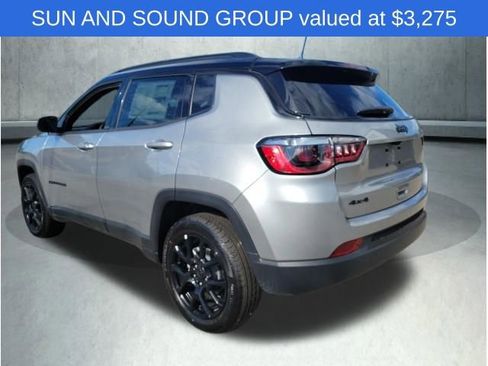 Used 2024 Jeep Compass Latitude w/ Sun and Sound Group AWD/4WD image 4