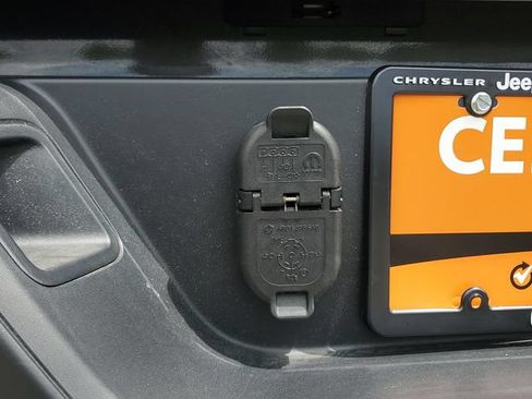 Certified 2025 Jeep Gladiator Sport AWD/4WD image 16