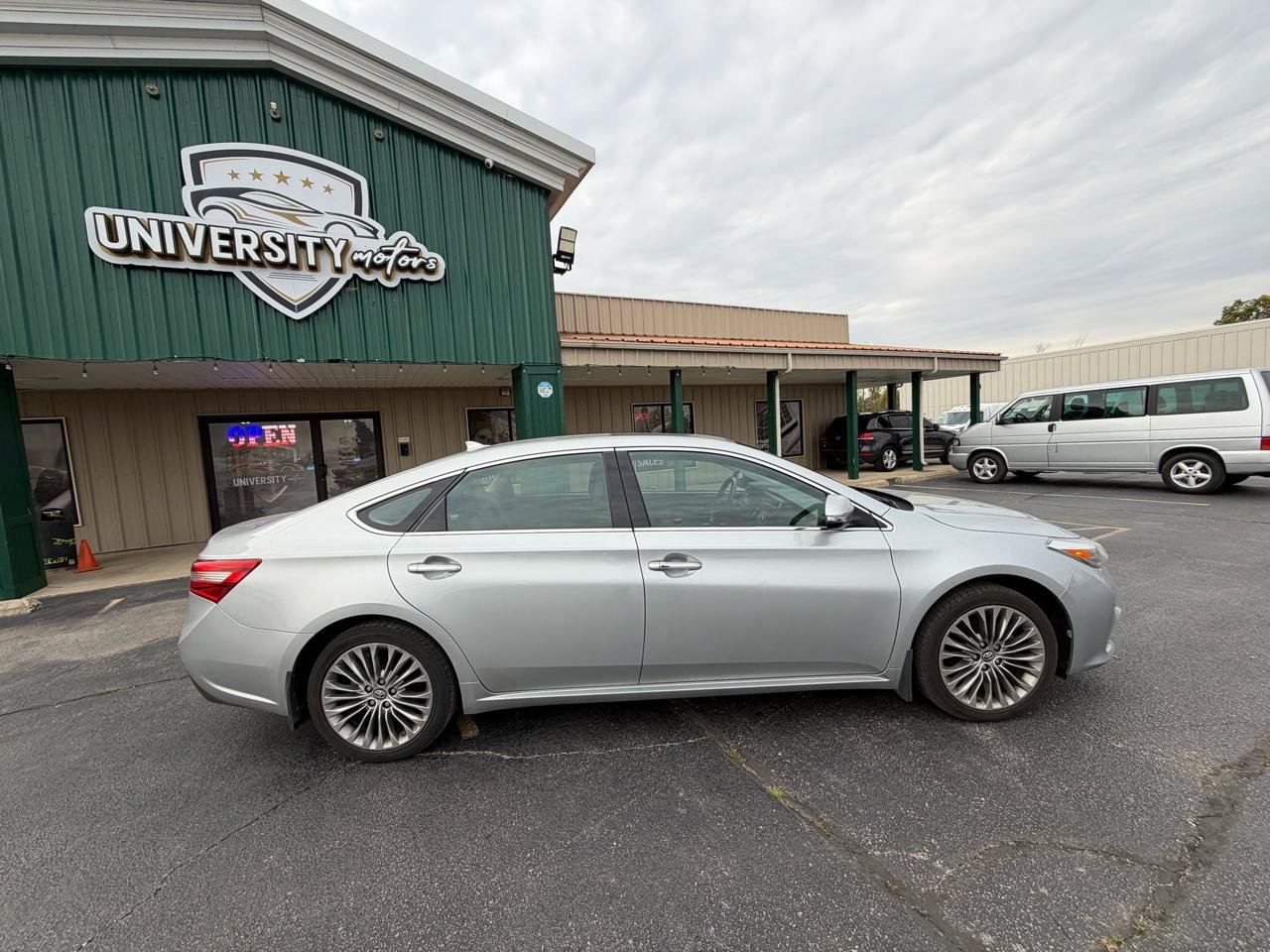 Used 2018 Toyota Avalon Limited w/ All Weather Liner Package FWD image 2