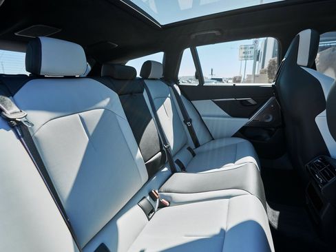 Used 2025 BMW M5 Touring image 42