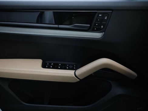 Certified 2025 Porsche Cayenne w/ Premium Package Plus image 19