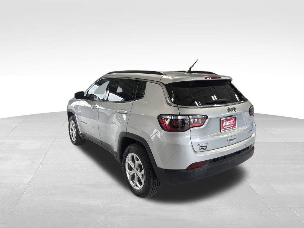 Used 2024 Jeep Compass Latitude AWD/4WD image 3