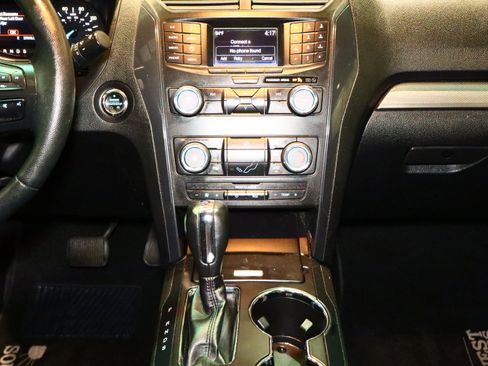 Used 2019 Ford Explorer XLT image 28