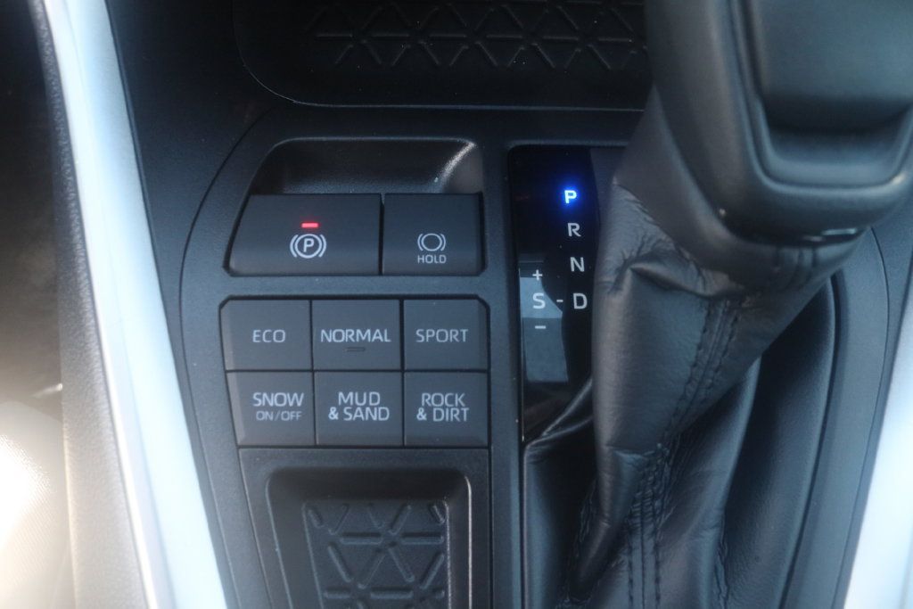 Used 2025 Toyota RAV4 XLE AWD/4WD image 8