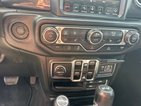 Used 2022 Jeep Wrangler Unlimited Sahara AWD/4WD image 31