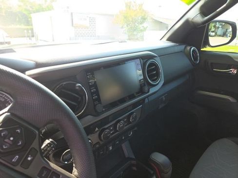 Used 2021 Toyota Tacoma TRD Off-Road w/ Technology Package AWD/4WD image 17
