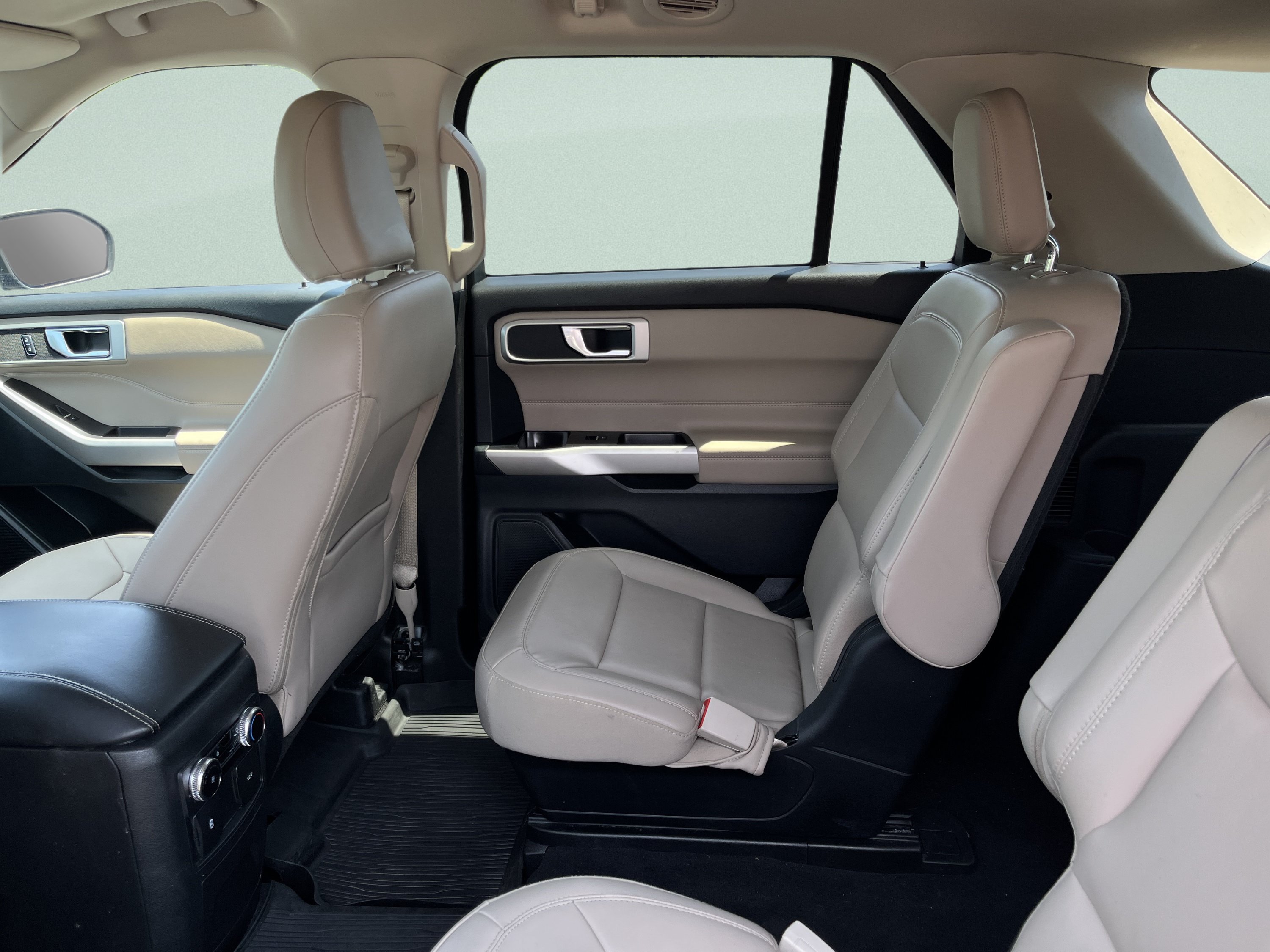 Used 2023 Ford Explorer XLT AWD/4WD image 22