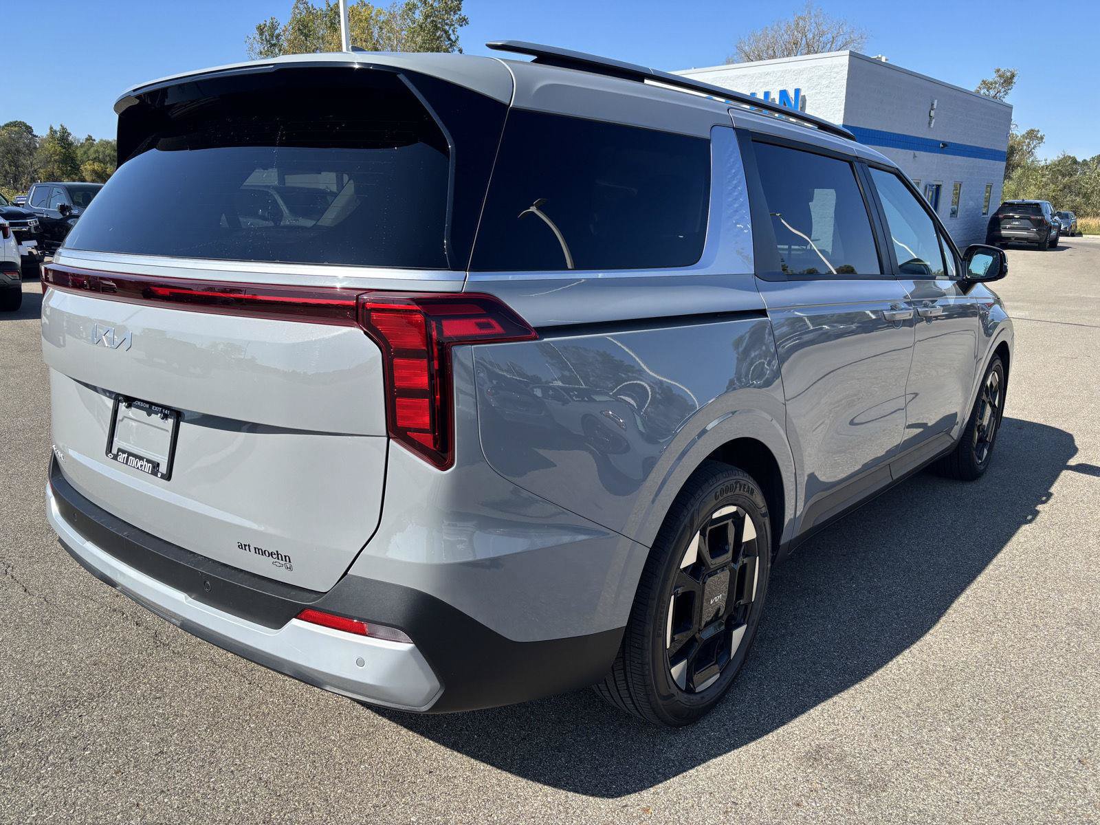 Used 2026 Kia Carnival EX FWD image 3