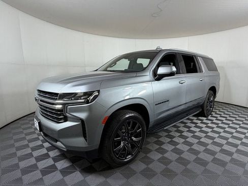 Used 2024 Chevrolet Suburban LT w/ Luxury Package RWD image 2