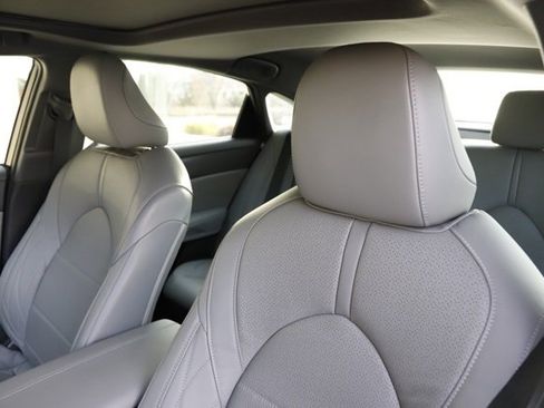 Used 2021 Toyota Avalon Limited image 12