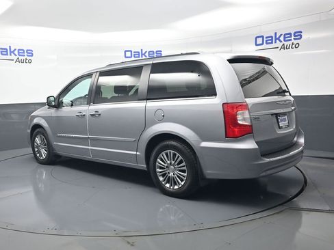 Used 2013 Chrysler Town & Country Touring-L w/ Driver Convenience Group FWD image 6