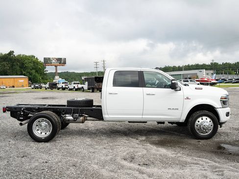 New 2026 RAM 4500 4x4 Crew Cab DRW w/ Laramie Trim Package image 10