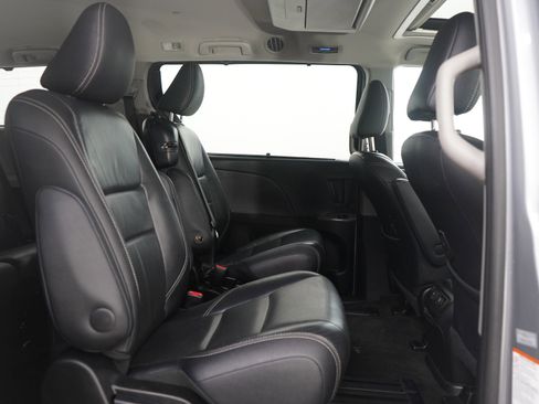 Used 2016 Toyota Sienna SE Premium image 12