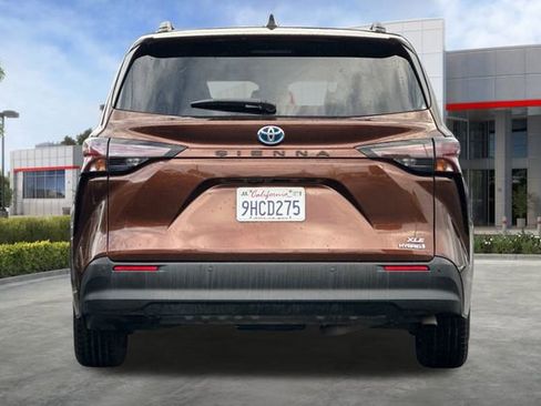 Certified 2023 Toyota Sienna XLE image 6