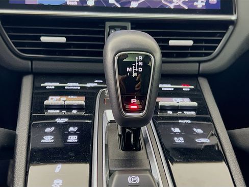 Used 2022 Porsche Cayenne Platinum Edition w/ Premium Package Plus image 17