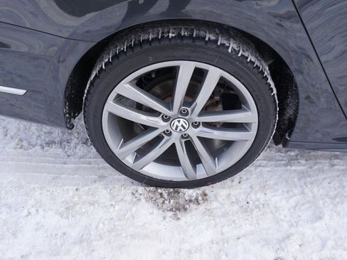 Used 2017 Volkswagen Passat 1.8T R-Line w/ R-Line Lighting Package image 11