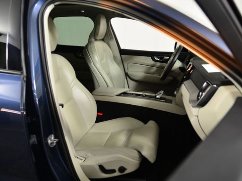 Used 2023 Volvo XC60 B5 Ultimate w/ Climate Package image 17