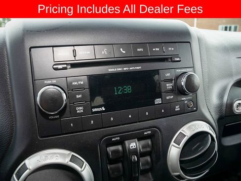 Used 2017 Jeep Wrangler Unlimited Sahara w/ Connectivity Group AWD/4WD image 13