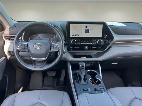 Certified 2024 Toyota Highlander XLE FWD image 15