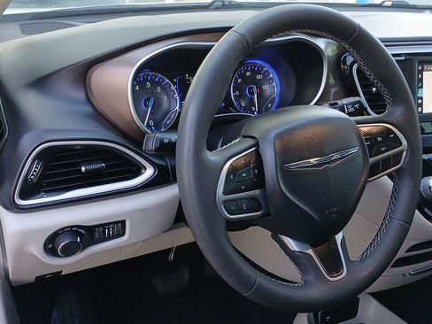 Used 2022 Chrysler Voyager LX image 18