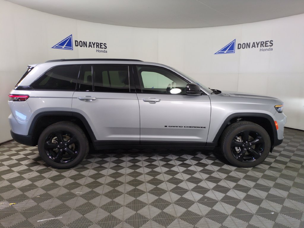 Used 2025 Jeep Grand Cherokee Altitude AWD/4WD image 10