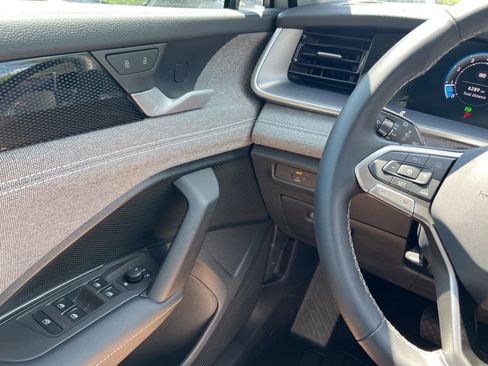 Used 2025 Volkswagen Tiguan S FWD image 18
