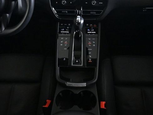 Certified 2023 Porsche Macan AWD/4WD image 16