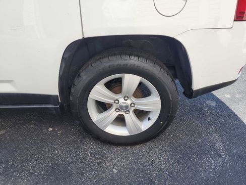 Used 2016 Jeep Compass Latitude FWD image 9