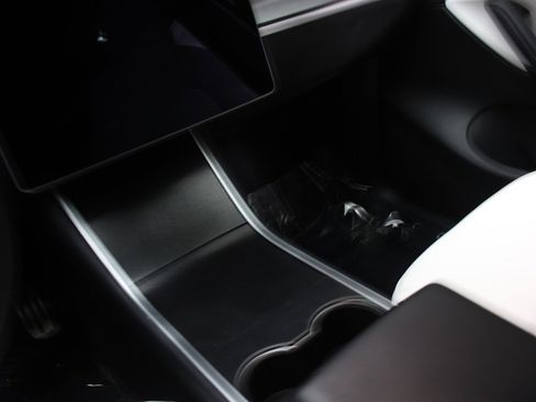 Used 2020 Tesla Model Y Long Range image 32