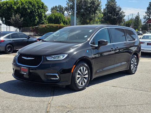 Certified 2024 Chrysler Pacifica Limited FWD image 10