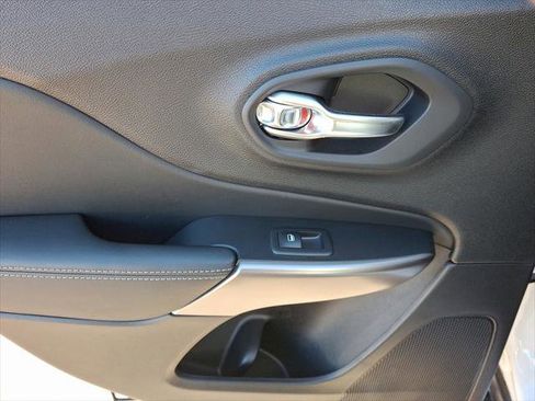 Certified 2021 Jeep Cherokee Latitude Lux w/ Comfort/Convenience Group image 19