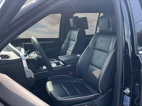 Used 2025 Cadillac Escalade Premium Luxury AWD/4WD image 21