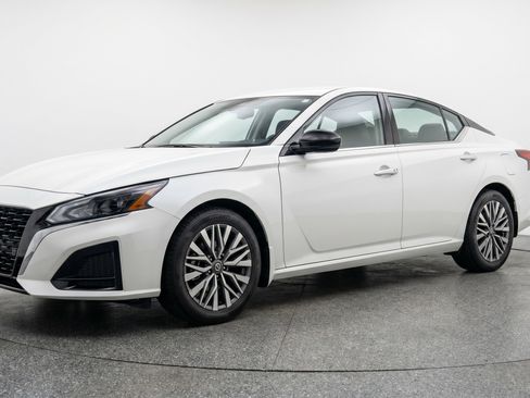 Used 2025 Nissan Altima 2.5 SV FWD image 3