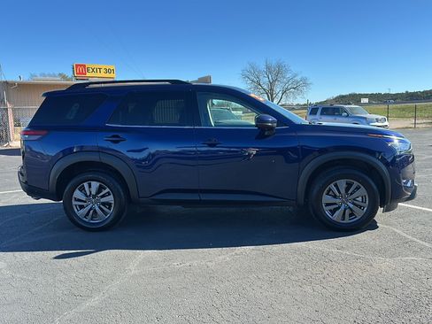 Used 2025 Nissan Pathfinder SV image 9