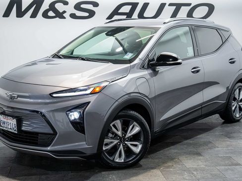 Used 2023 Chevrolet Bolt EUV LT w/ Convenience Package FWD image 2