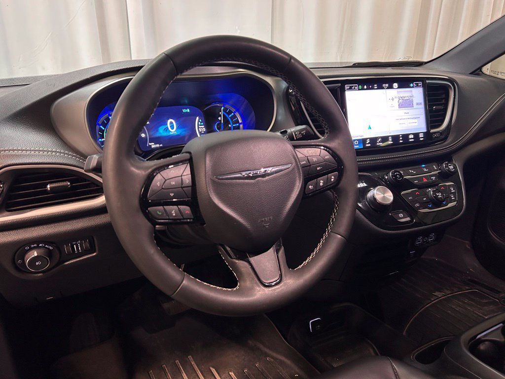 Used 2023 Chrysler Pacifica Touring-L w/ Uconnect Theater Family Group FWD image 4