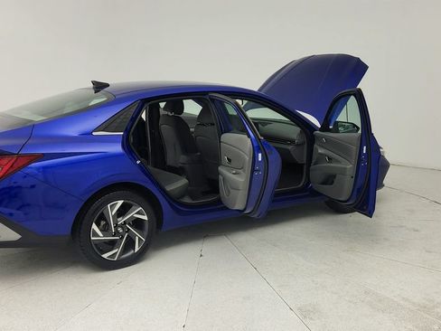 Used 2025 Hyundai Elantra SEL FWD image 12