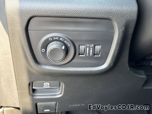 Used 2025 Jeep Grand Cherokee L Altitude image 40